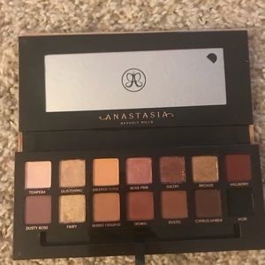 Anastasia Beverly Hills ABH soft glam palette